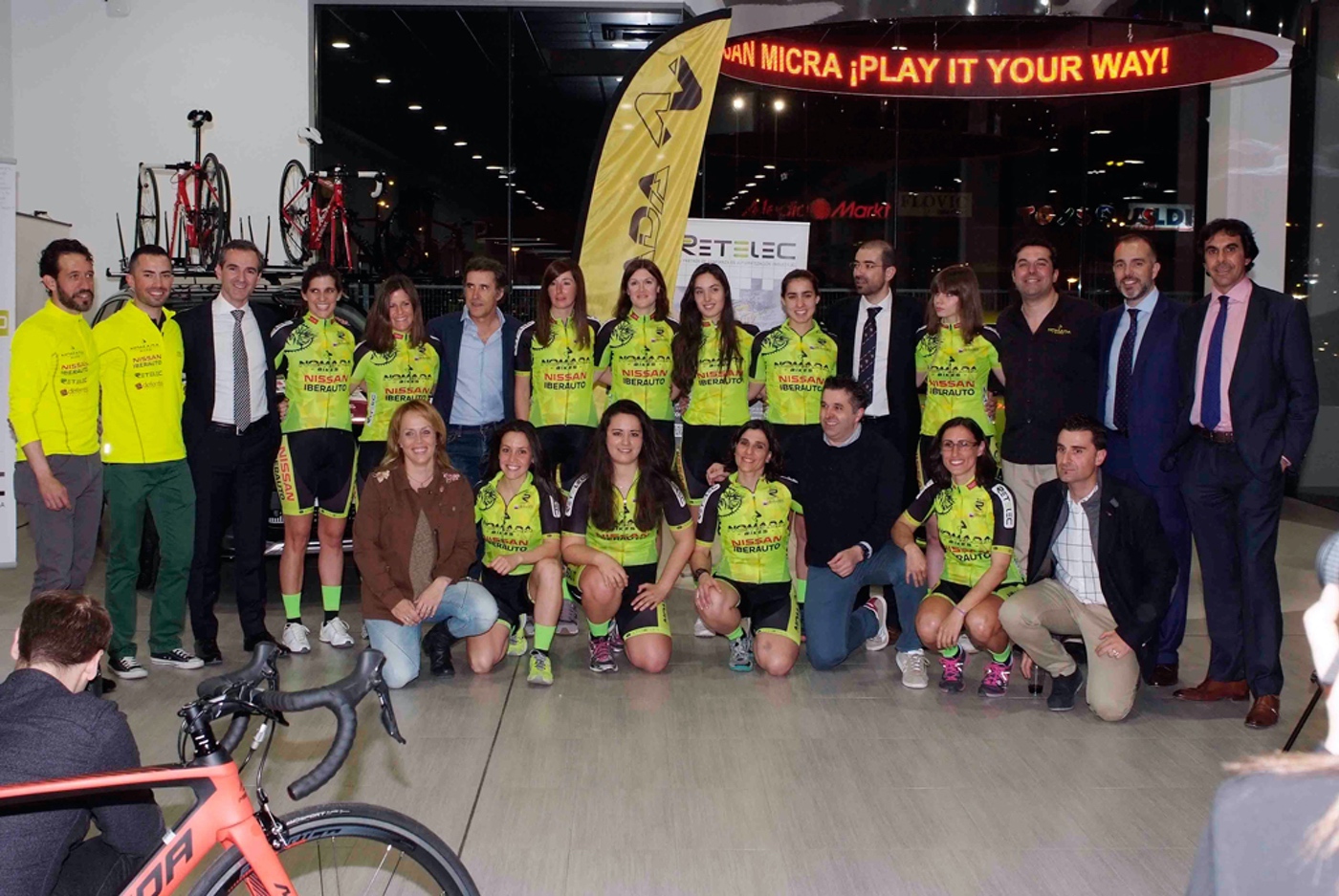 El equipo de ciclismo femenino Nómada Nissan-Iberauto Retelec se presenta en el Día Internacional de la mujer