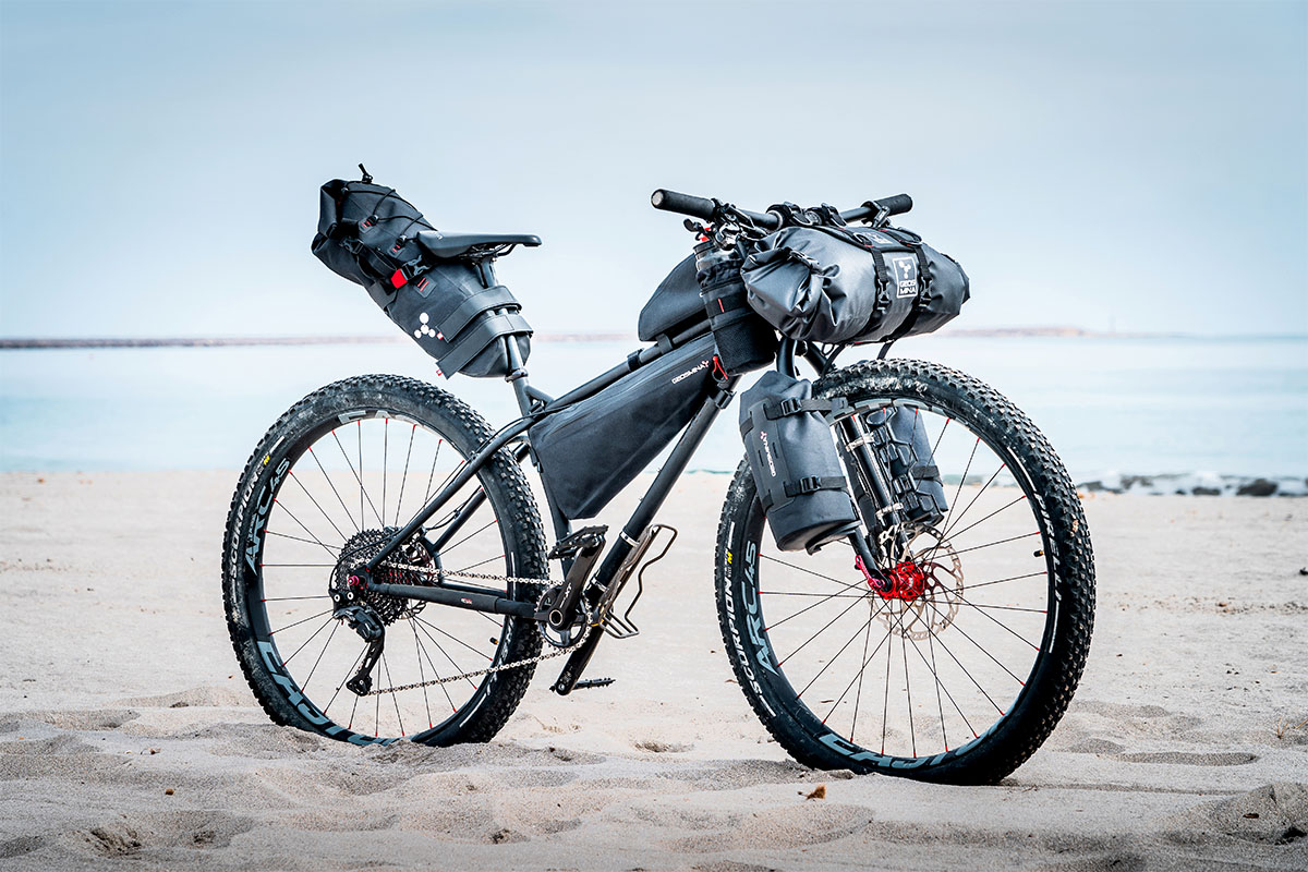 Geosmina nos presenta su colección 2022 de bolsas para bikepacking