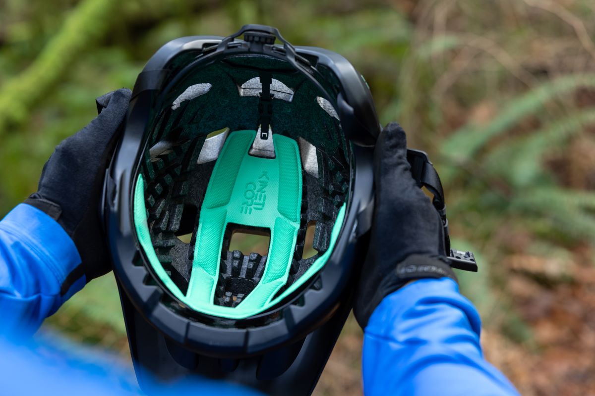 Lazer presenta la nueva tecnología KinetiCore de sus cascos
