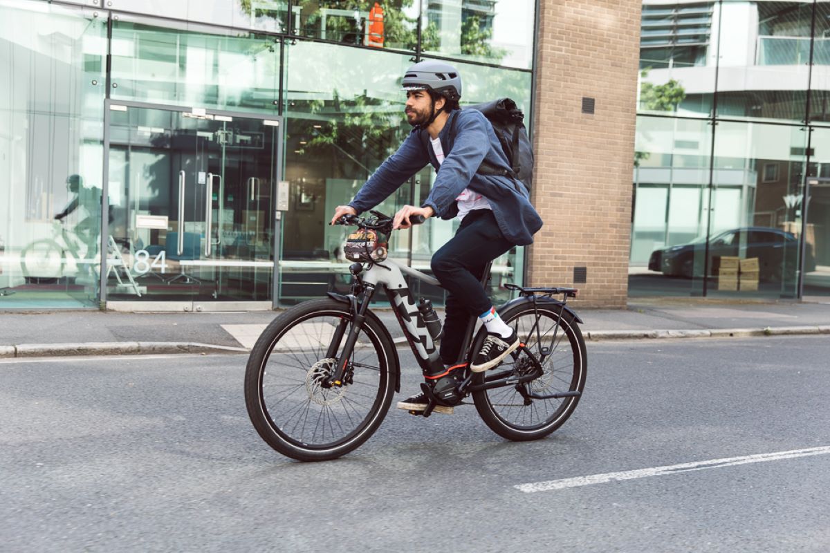 Los jóvenes españoles, los más concienciados de Europa con la movilidad sostenible cuando piensan en e-bikes