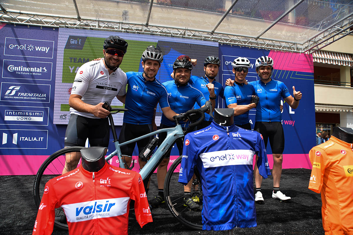 Vivimos la experiencia de una etapa del Giro-E con el Team Yamaha y la Wabash RT