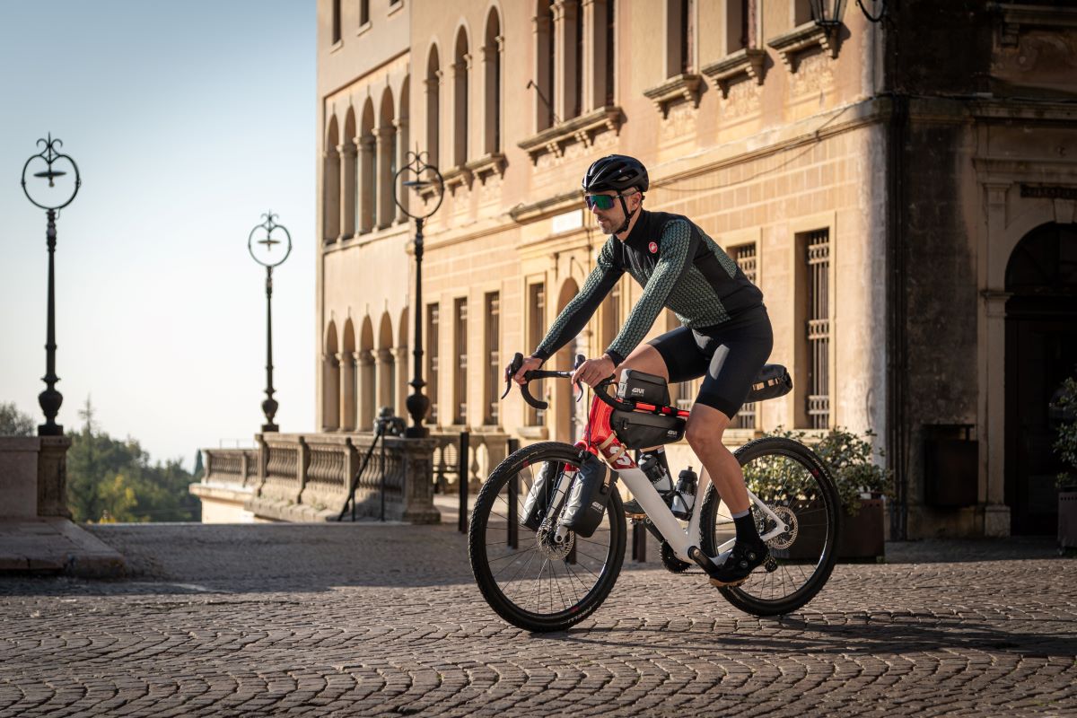 Givi Bike, la marca de accesorios y bolsas para moto da el salto a la bicicleta