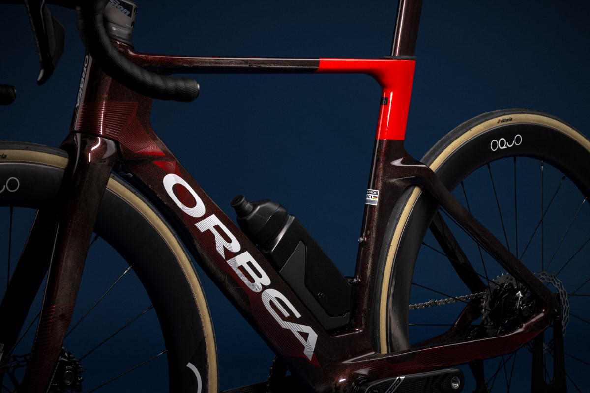 Así son las Orbea Orca del Lotto Dstny 2025, cuyas réplicas ya están disponibles