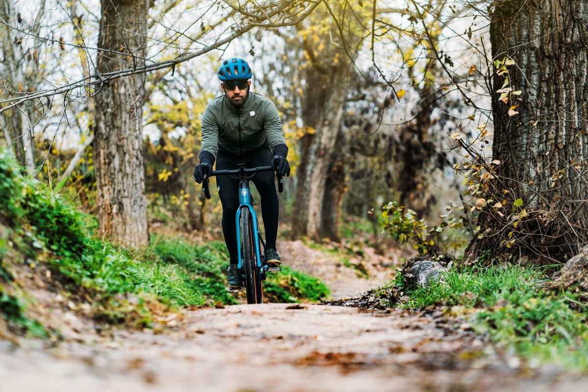 Los 5 accesorios imprescindibles de invierno para tus rutas de carretera y gravel