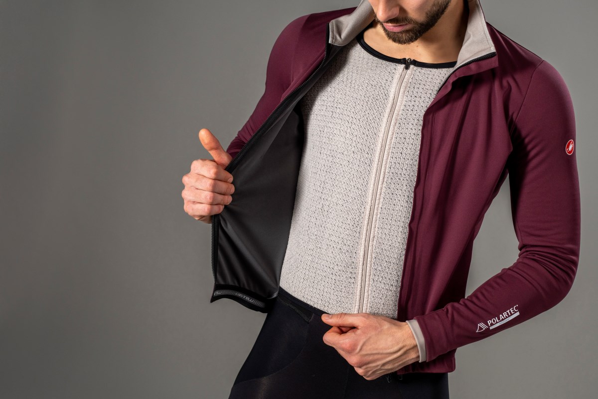 Ciclismo con frío y lluvia: Termorregulación y estrategia para rodar seco por dentro