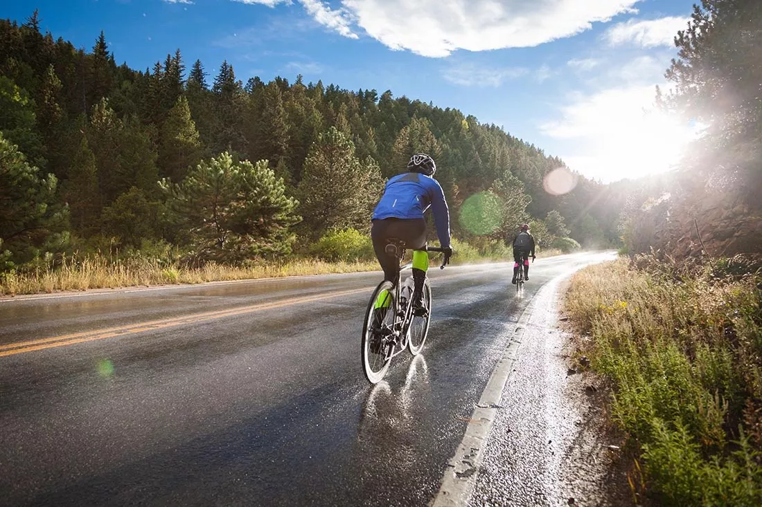 Ciclismo con frío y lluvia: Termorregulación y estrategia para rodar seco por dentro