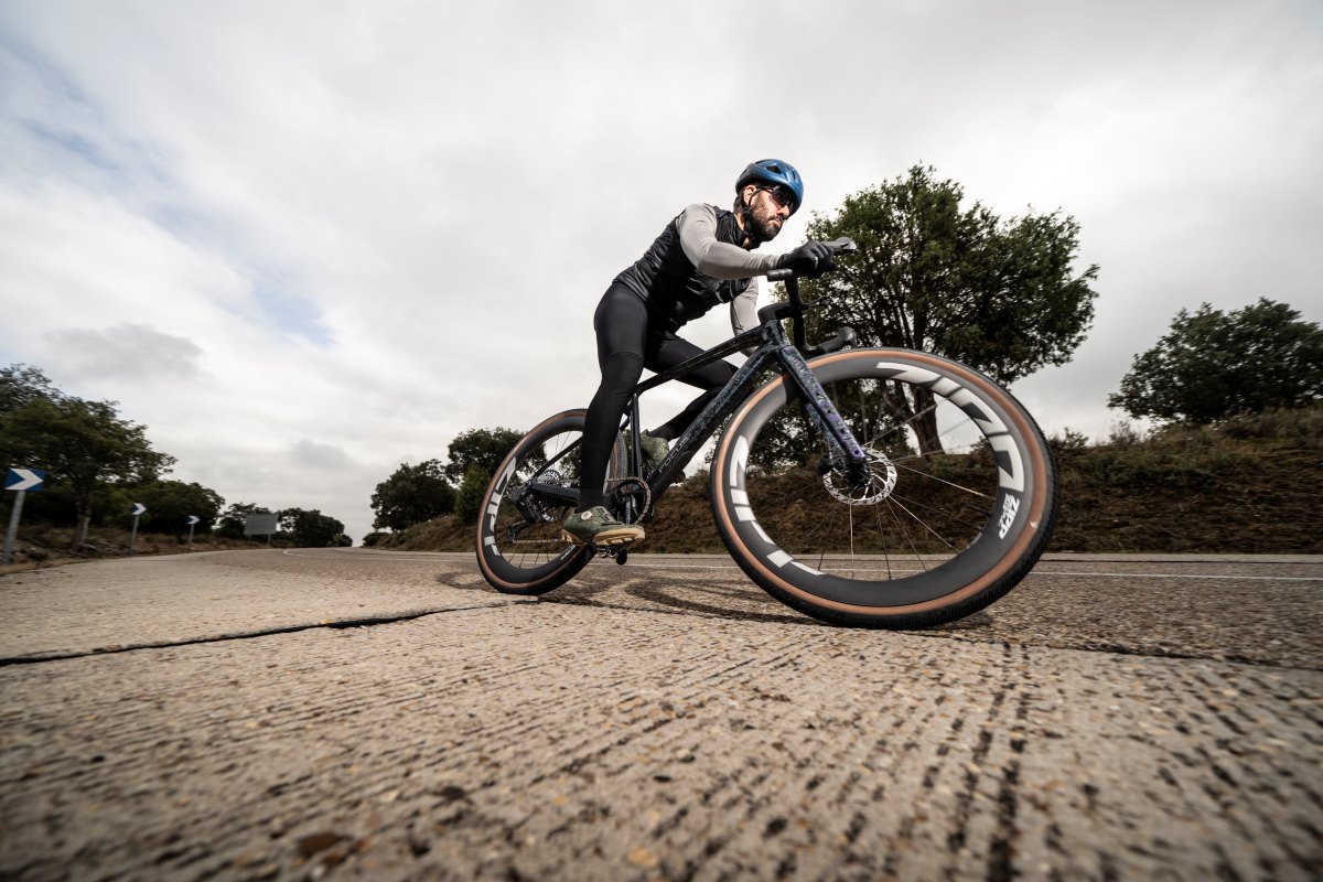 ¿Qué aportan las ruedas de perfil medio-alto en la bici de carretera?