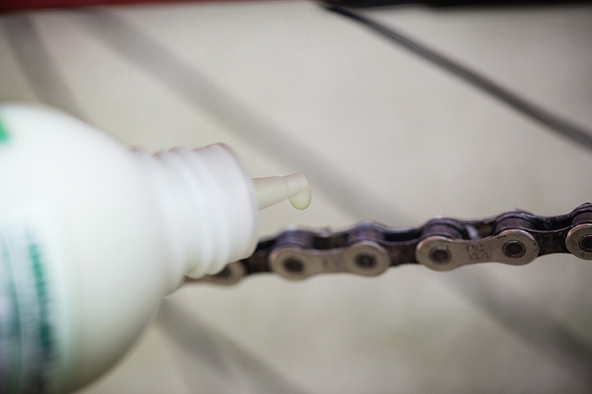 10 cosas que debes hacer y evitar al limpiar y lubricar la transmisión de tu bicicleta