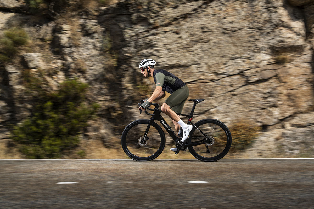 La nueva BH iRS1, con motor SEG BLM, marca una nueva generación de ebikes de carretera