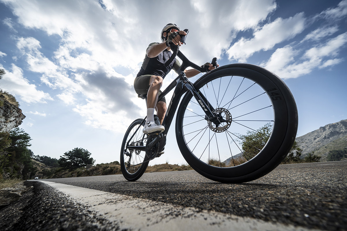 La nueva BH iRS1, con motor SEG BLM, marca una nueva generación de ebikes de carretera