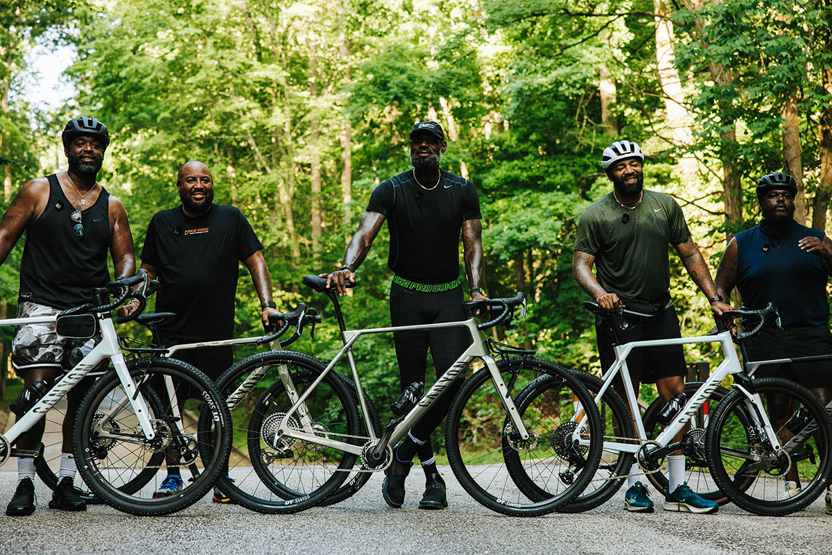 Una gravel de 32” para la NBA: así es la Canyon Grizl CF a medida de LeBron James