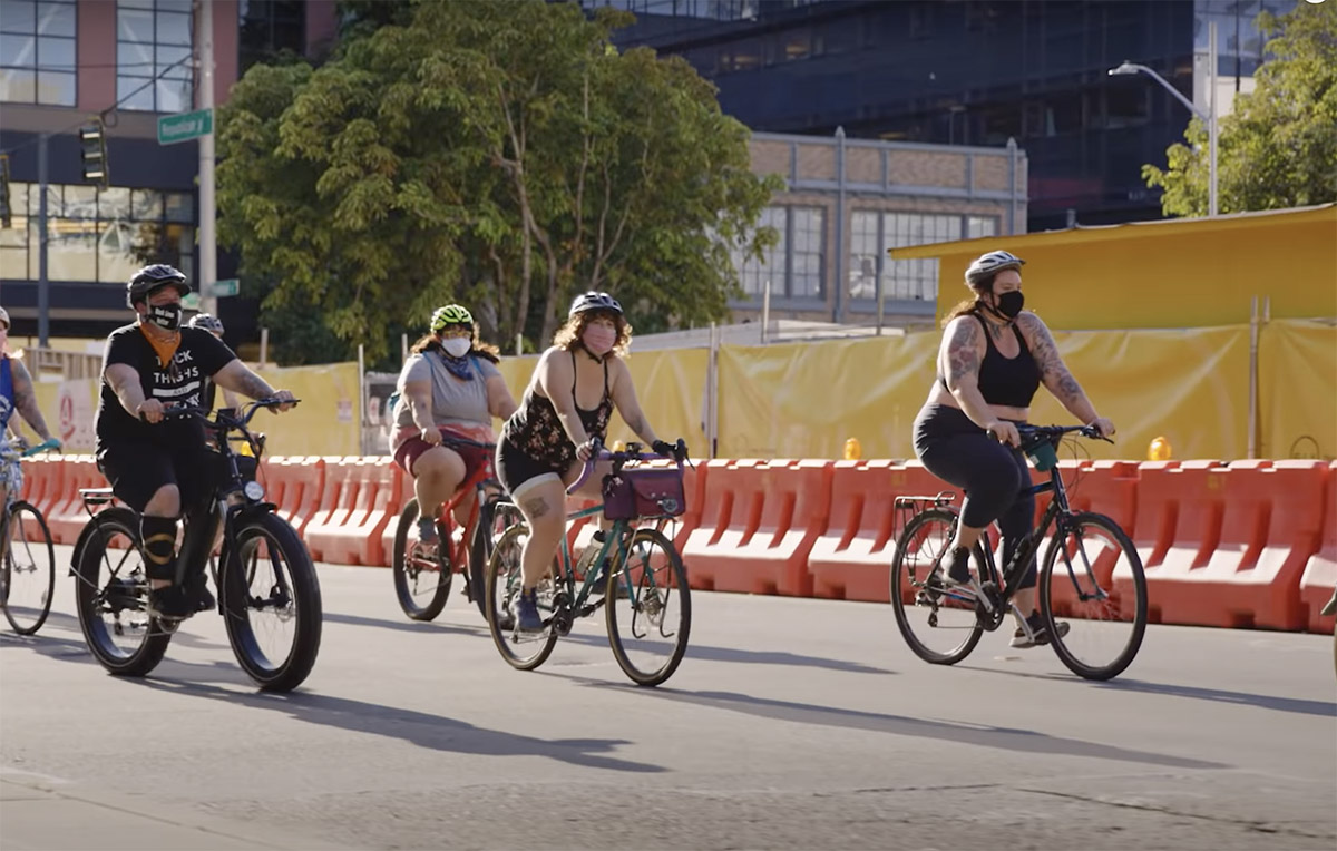 Grupo de ciclistas rodando en grupo por la ciudad