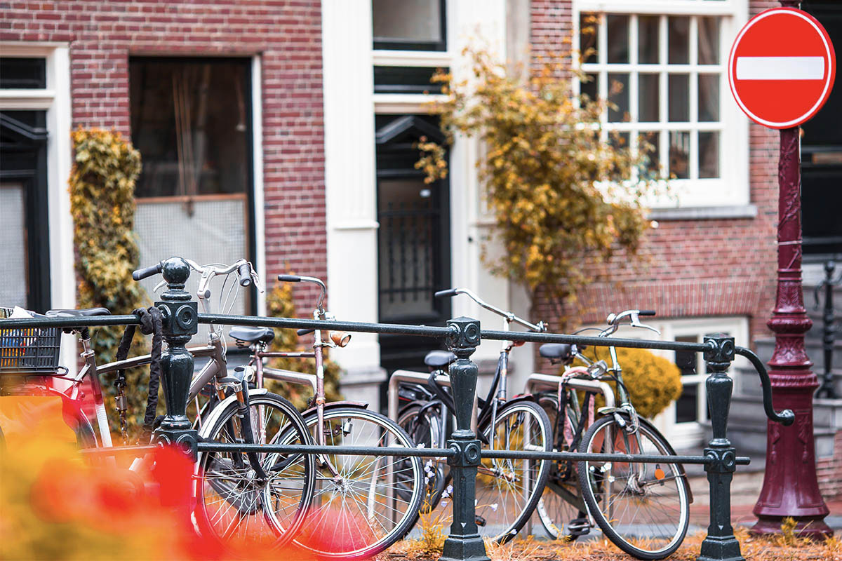 Varias bicis de paseo estacionadas en la calle