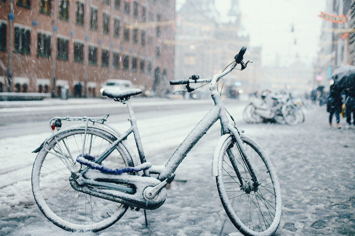 Bicicleta de ciudad cubierta por la nieve