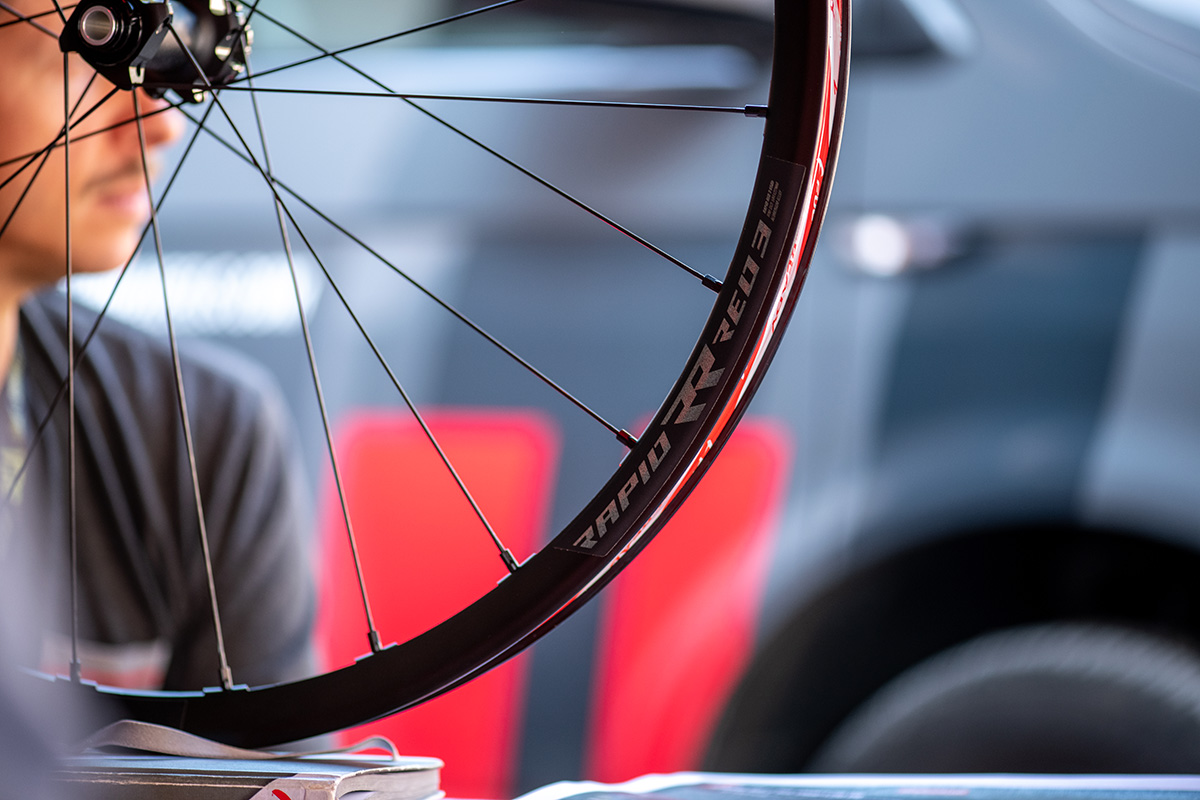 Responsables de Fulcrum mostrando la Rapid Red 3 de gravel