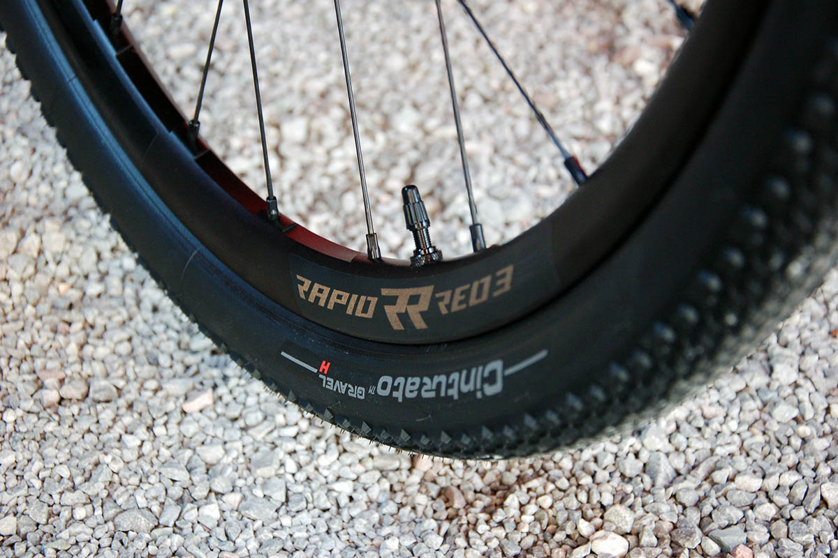 Las ruedas Fulcrum Rapid Red 3 con neumáticos Pirelli Cinturato Gravel