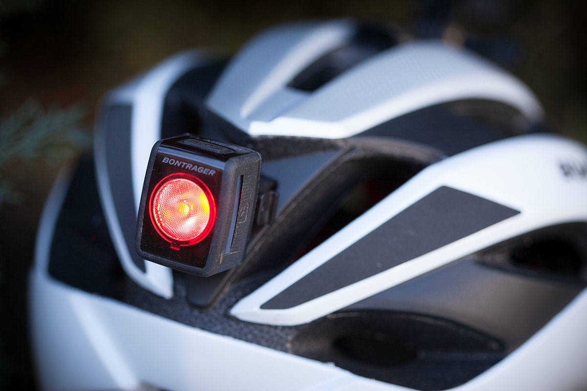 Casco Bontrager Circuit. Soporte Blendr para luces Flare