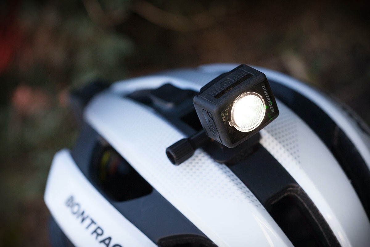 Casco Bontrager Circuit. Soporte Blendr para luces Flare