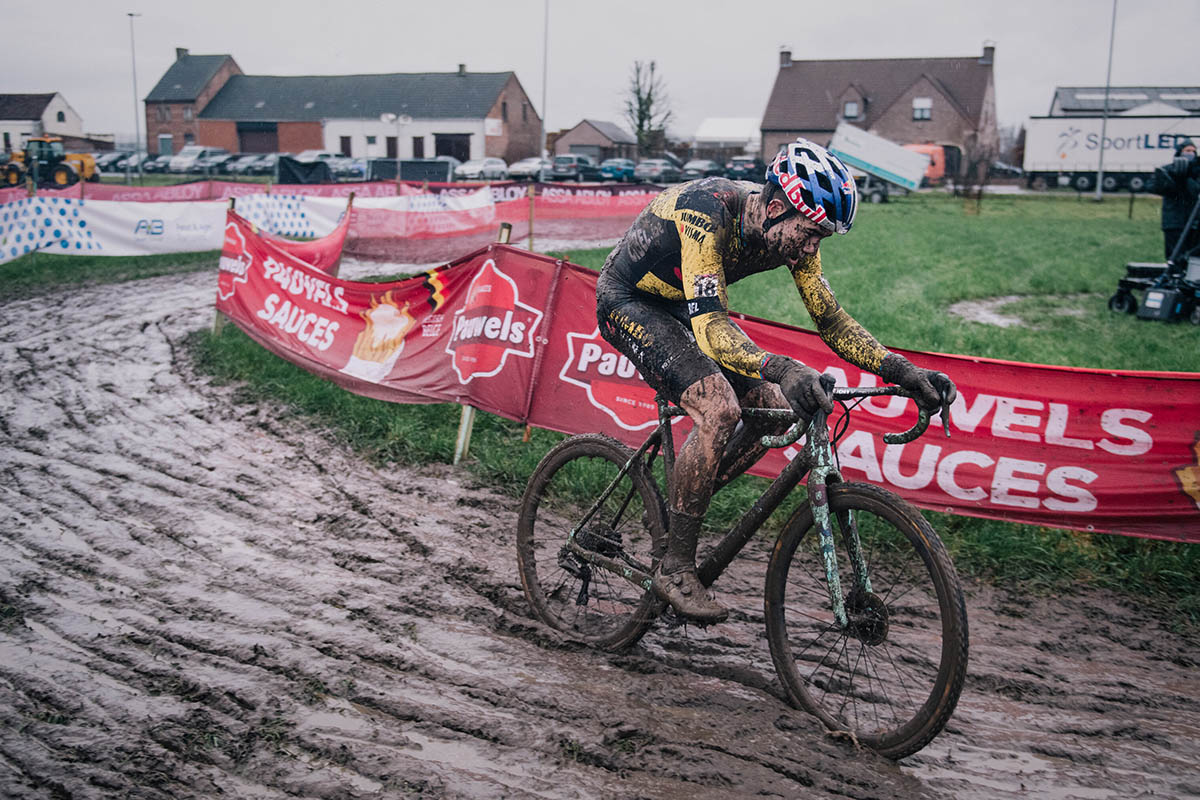 Van Aert en un circuito de ciclocross muy delicado
