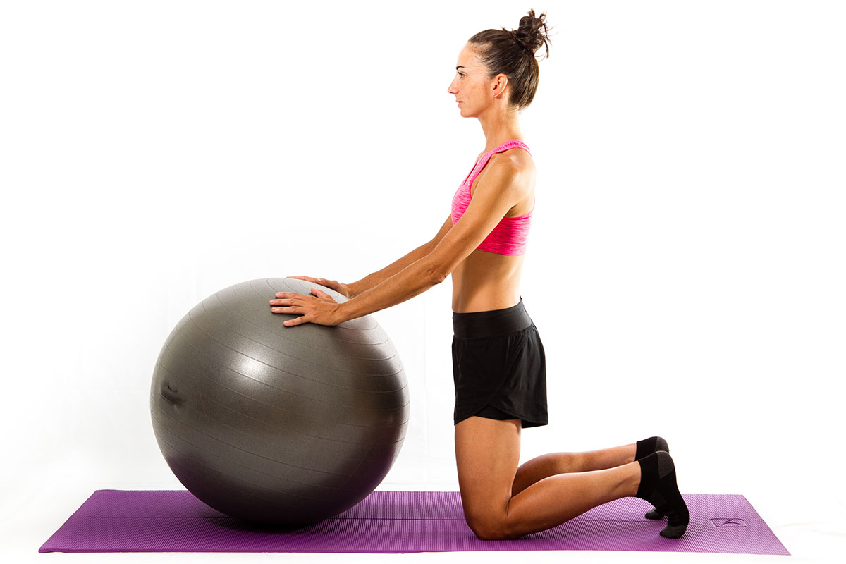 Los ejercicios para reforzar abdominales, piernas y glúteos con una pelota  de Fitball