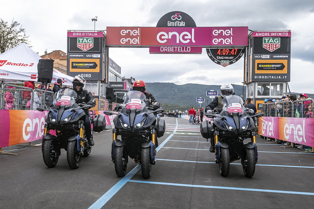 Acompañamos la caravana del Giro con la Yamaha Niken GT