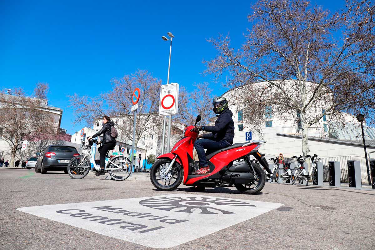 MAPFRE Cuidamos tuMOTO apuesta por la convivencia entre moto y bici en el asfalto
