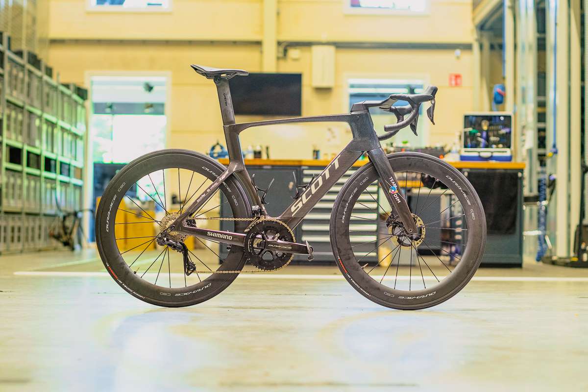 El montaje, paso a paso, de una bici especial: la Scott Foil RC de Romain Bardet