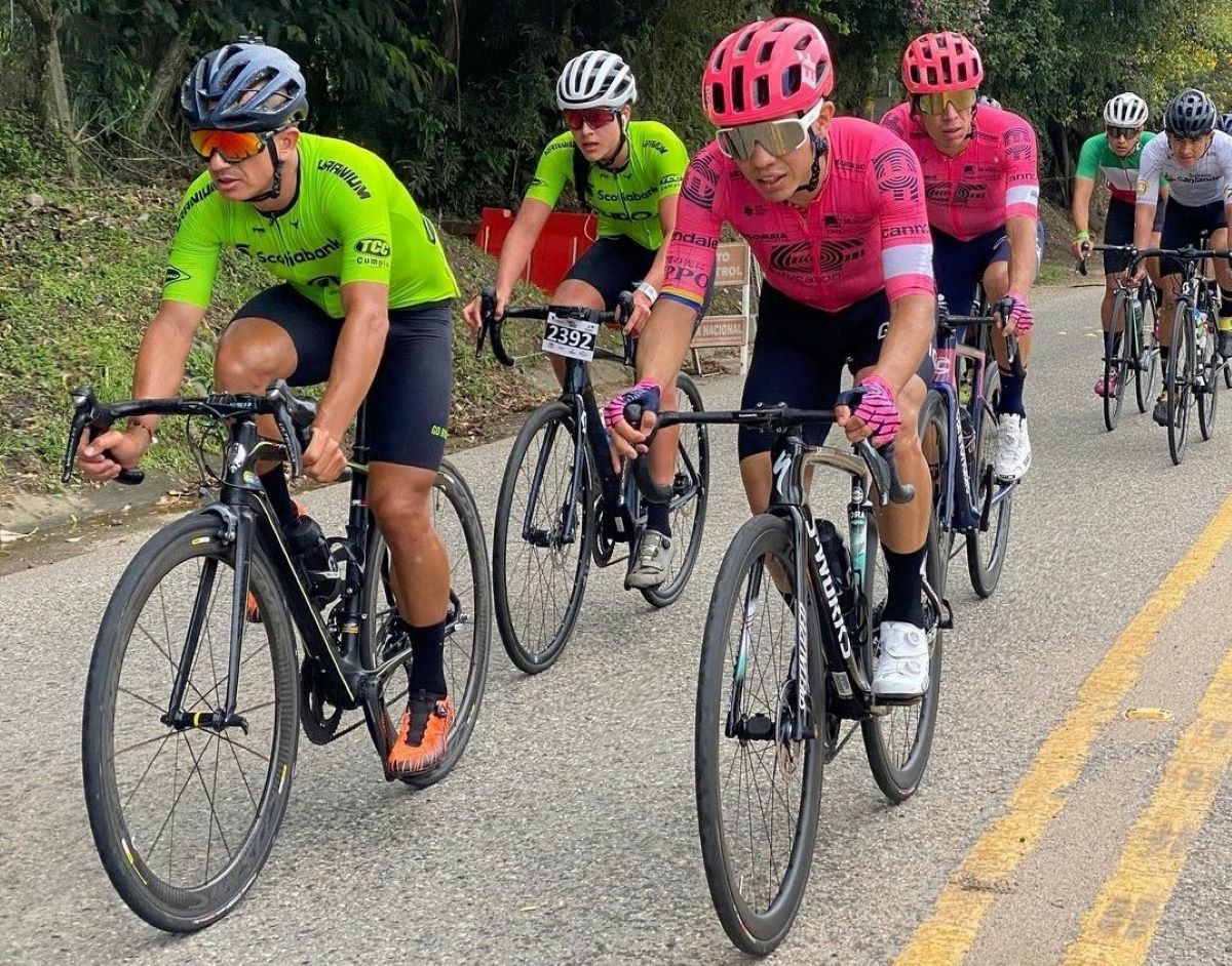 Sergio Higuita, sobre una Specialized, en el Giro de Rigo