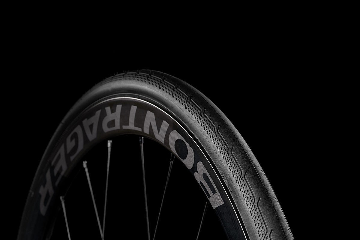 Neumático Bontrager AW3 en vista de tres cuartos