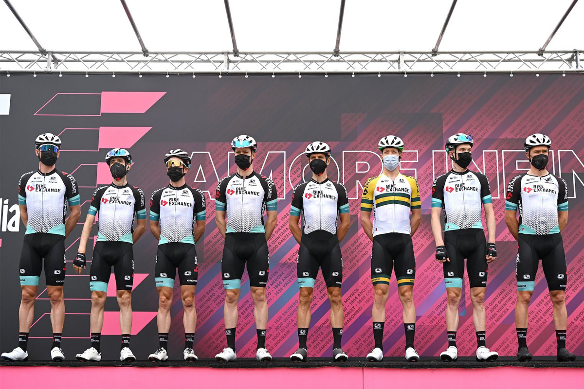 Imagen del equipo BikeExchange con un casco prototipo de Giro
