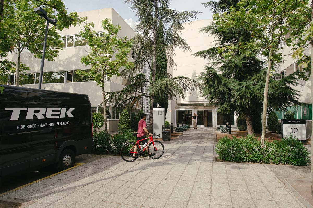 Acceso exterior a las oficinas de Trek SWE