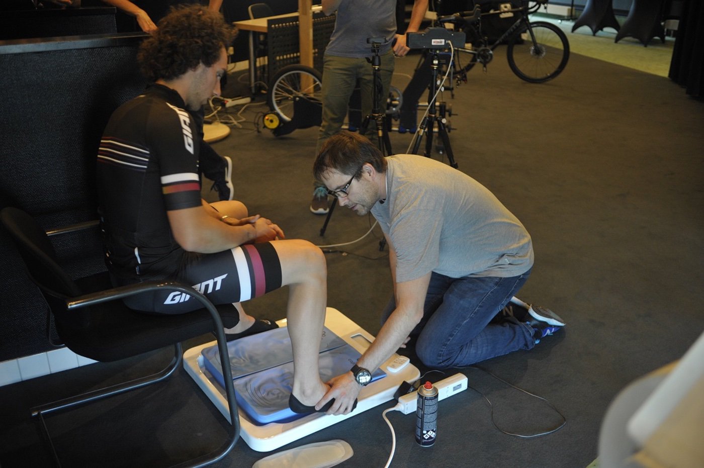 Alex Rins visita las instalaciones de Giant Europe