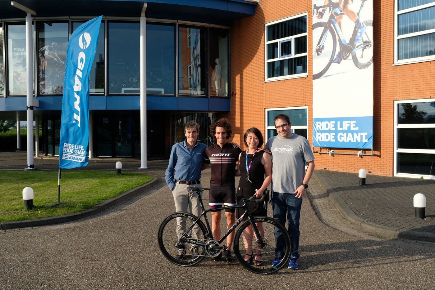 Alex Rins visita las instalaciones de Giant Europe