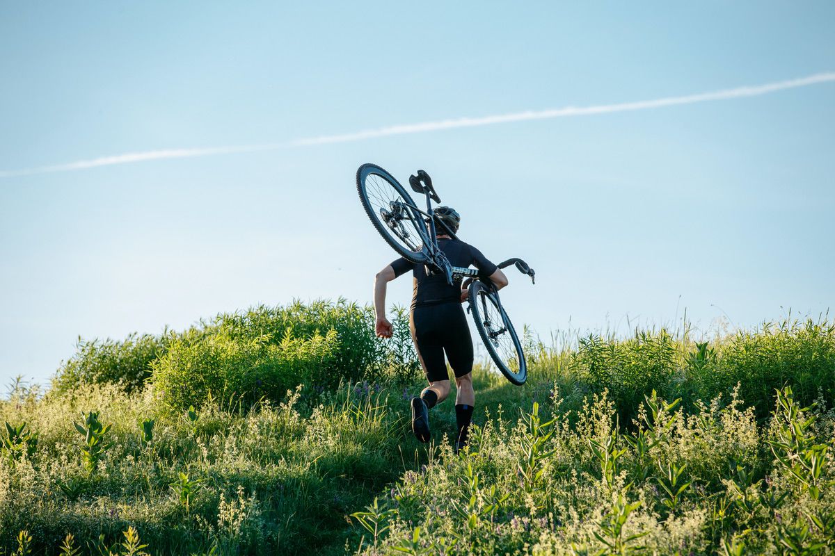 Bici al hombro con la Giant TCX Advanced Pro 2021
