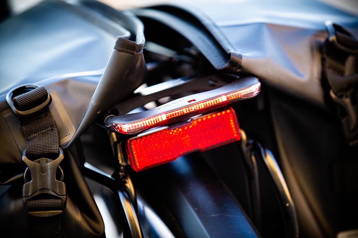 Luces integradas y alimentadas por la batería de la e-bike urbana