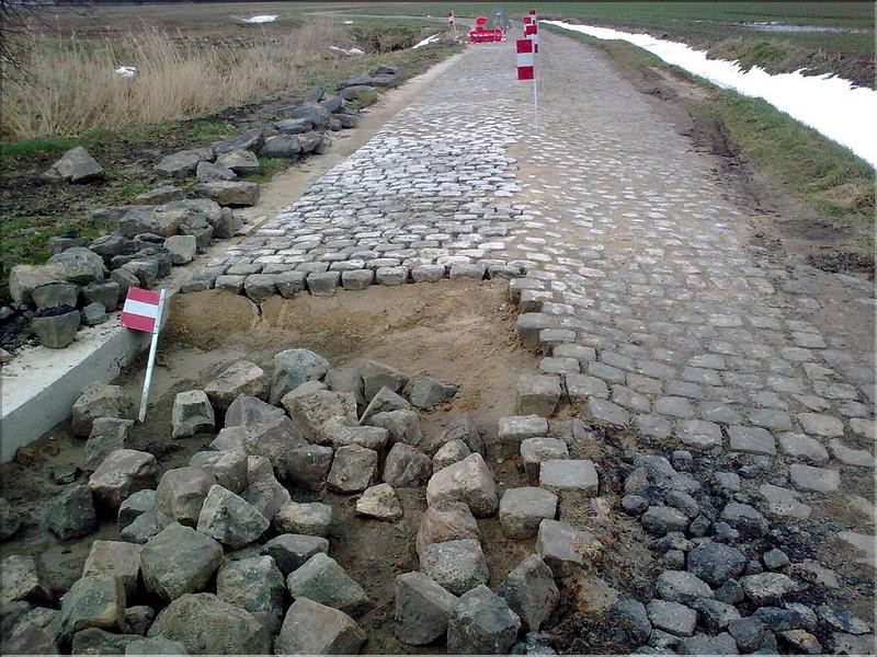 Trabajos de mantenimiento del pavés de la Paris Roubaix