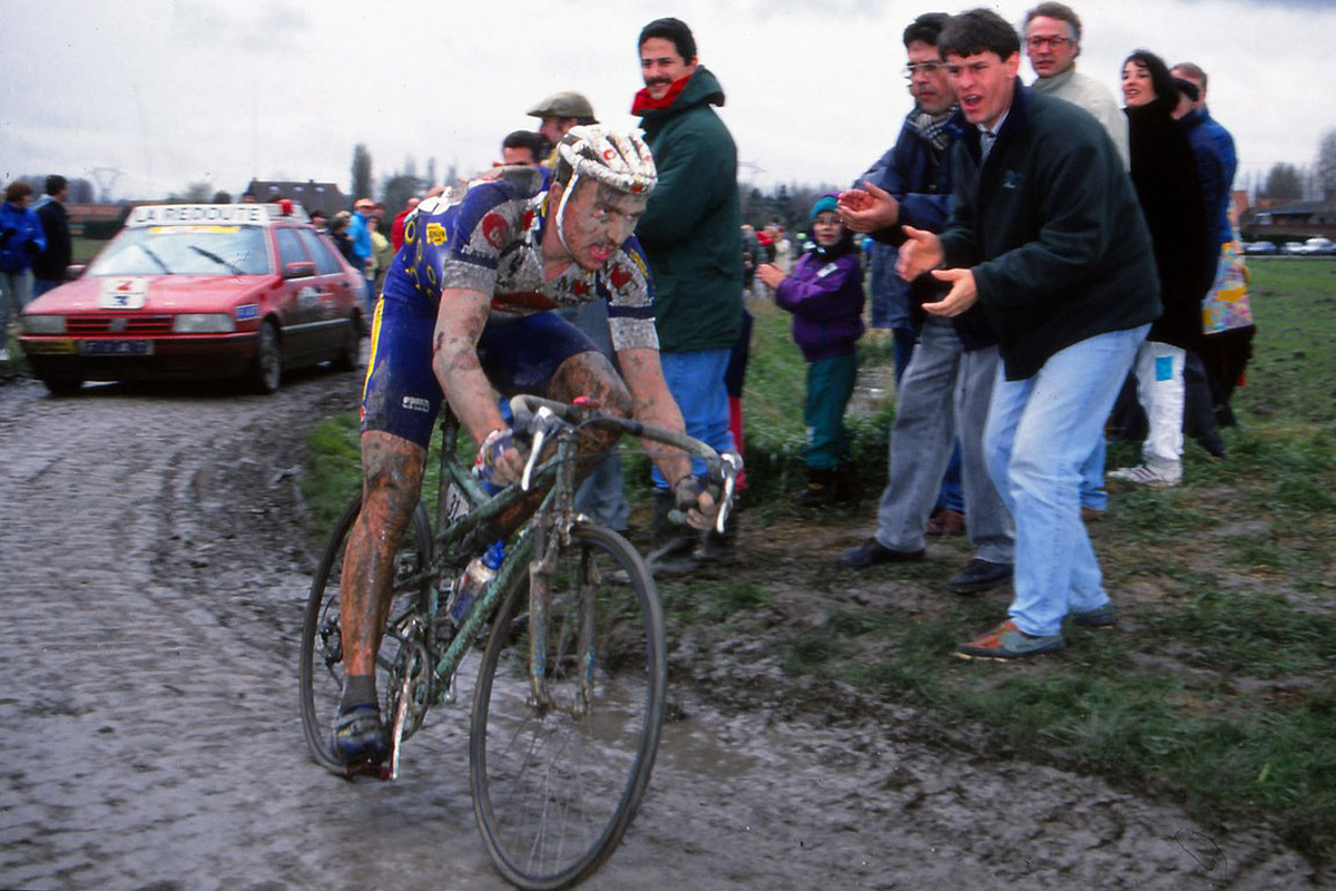 Johan Museeuw con una Bianchi de doble suspensión en la Paris-Roubaix de 1994