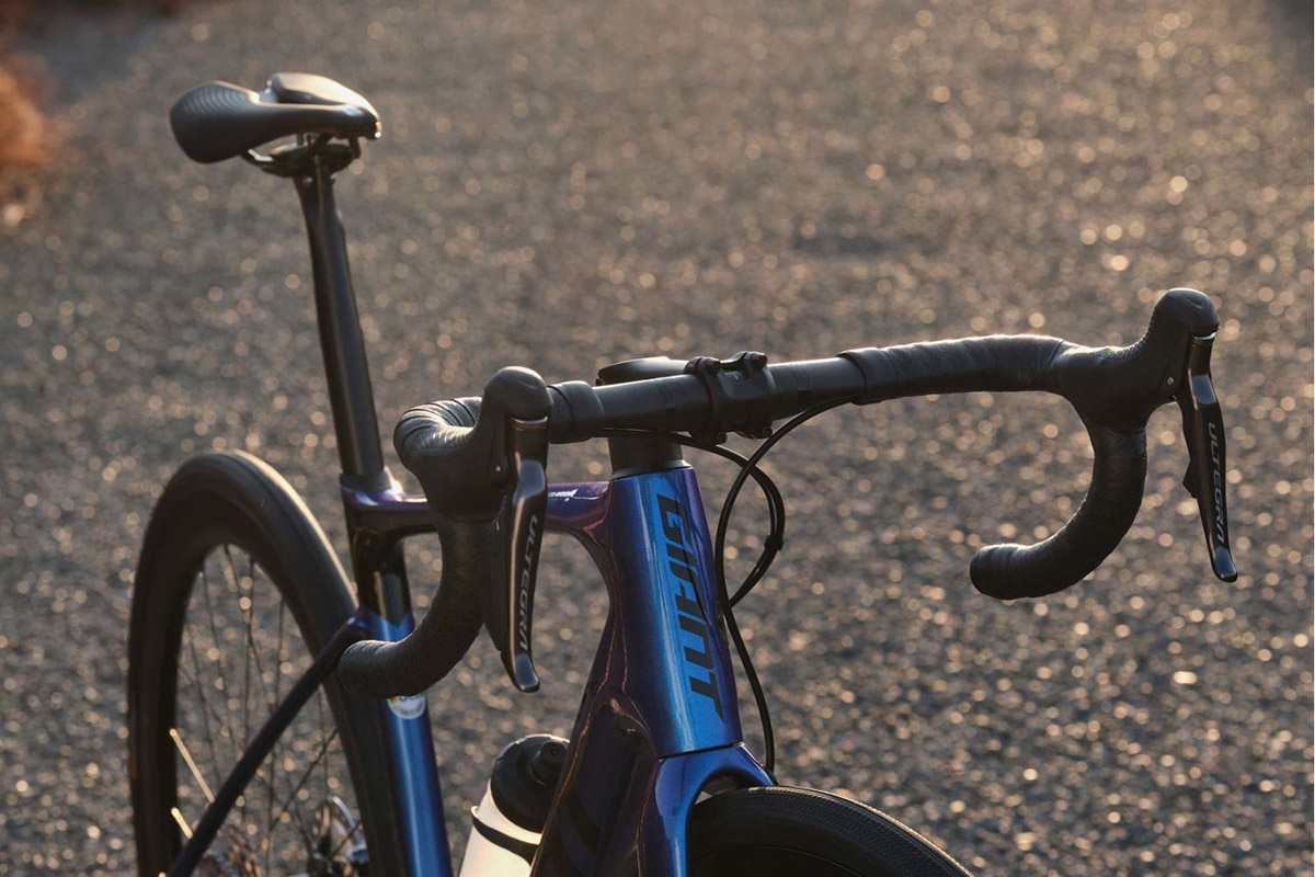 Cockpit y tija de la Giant Defy 2021