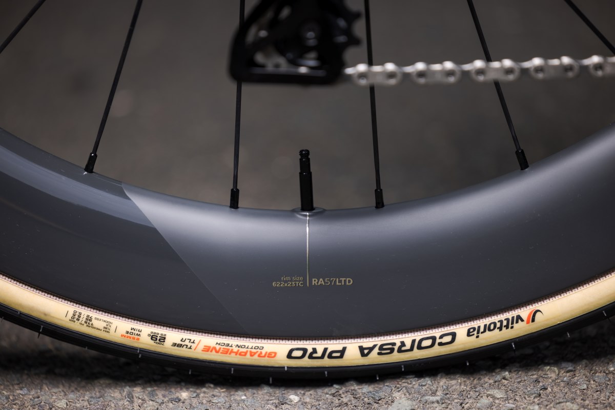 La Orbea Orca Aero se actualiza con manillar integrado OC y nuevas ruedas Oquo RA57 y RP50 LTD