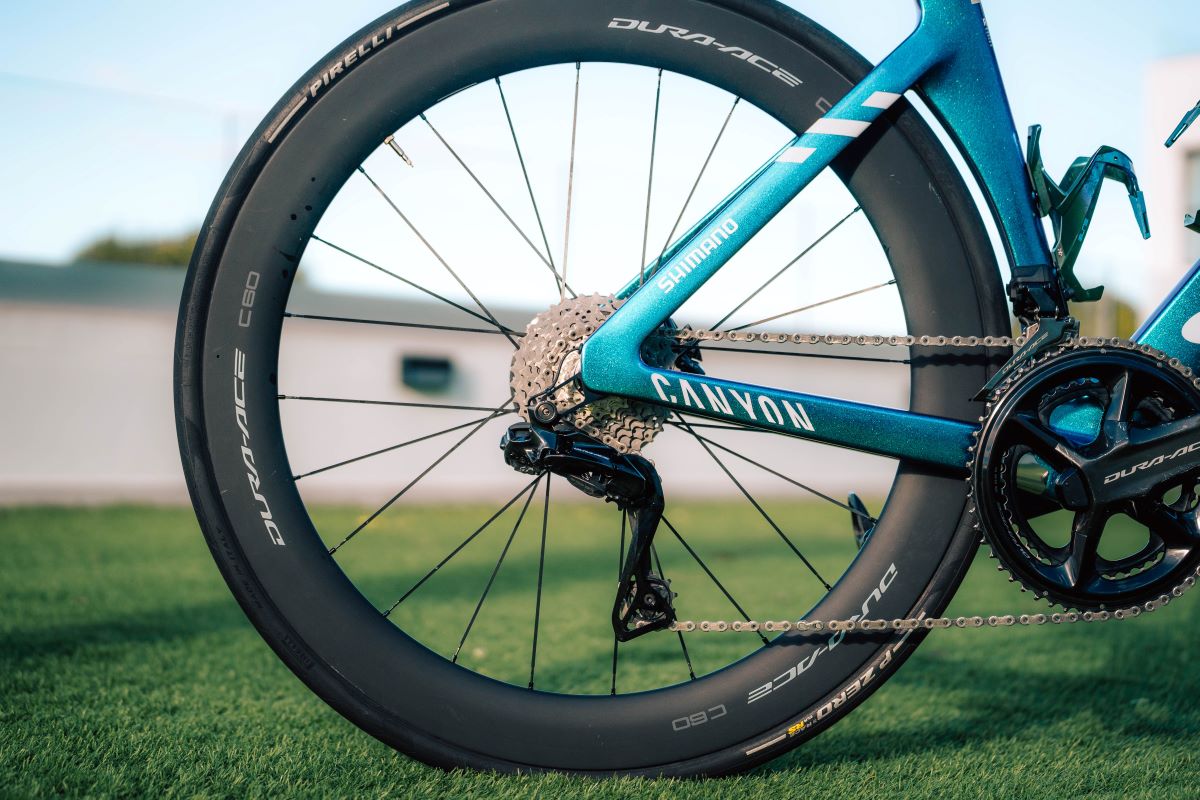 La guerra de los grupos: Shimano vs. SRAM en el WorldTour 2026