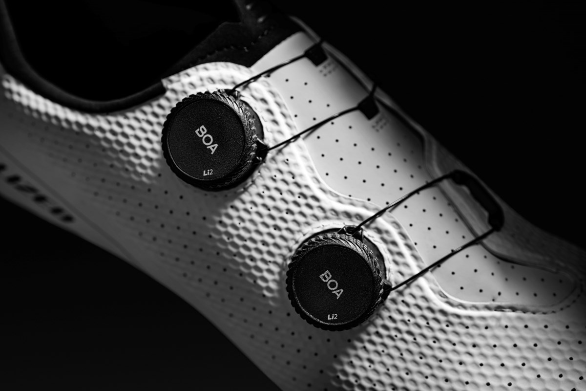 Specialized presenta el nuevo casco Propero 4 y las zapatillas Torch 2.0 y 3.0