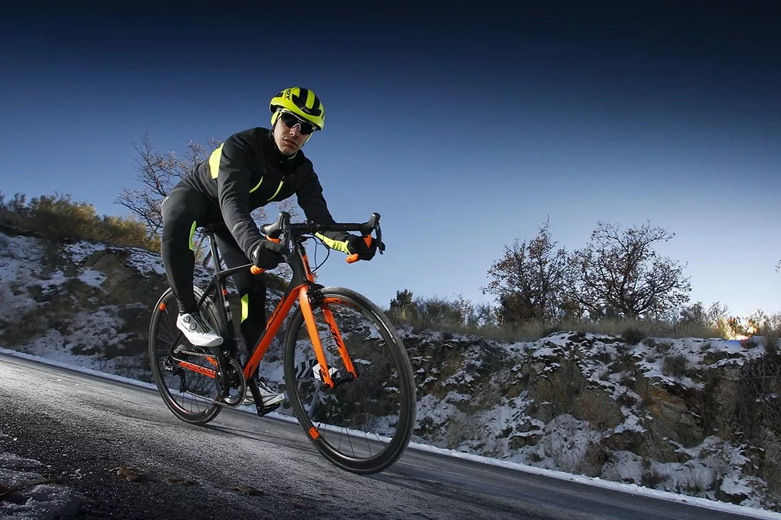 5 consejos básicos para practicar ciclismo con nieve