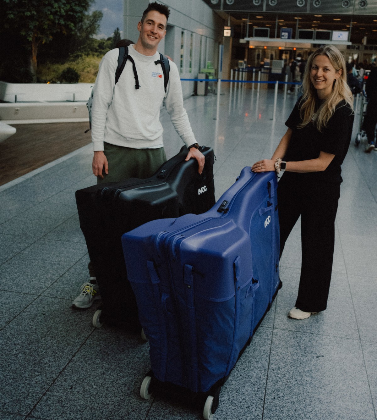 EVOC lanza la Road Bike Bag Pro Violet: una solución cómoda (y con estilo) para el transporte de bicis de carretera