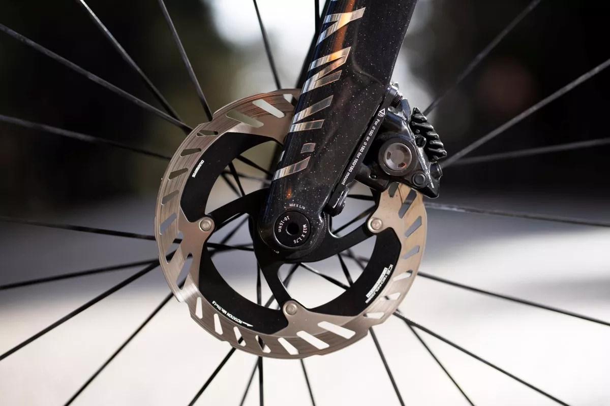 Cinco señales de que algo va mal en tus frenos de disco (y cómo solucionarlo)