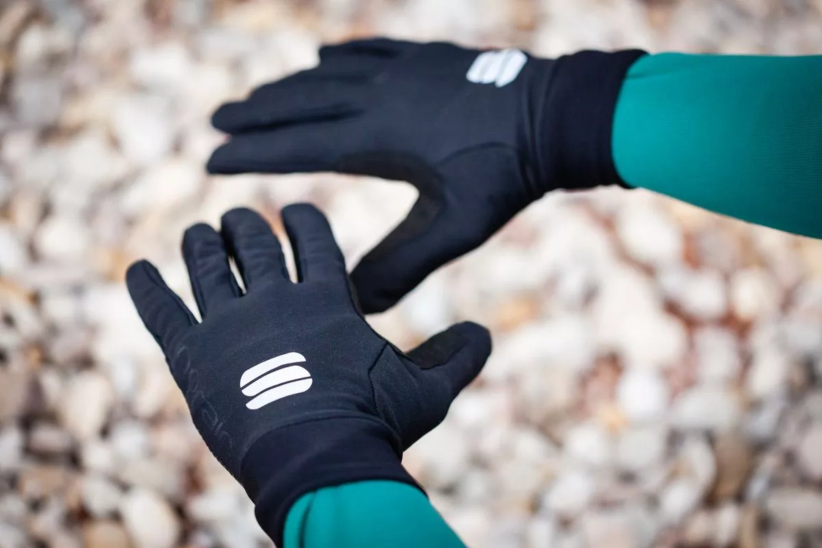 Los 5 accesorios imprescindibles de invierno para tus rutas de carretera y gravel