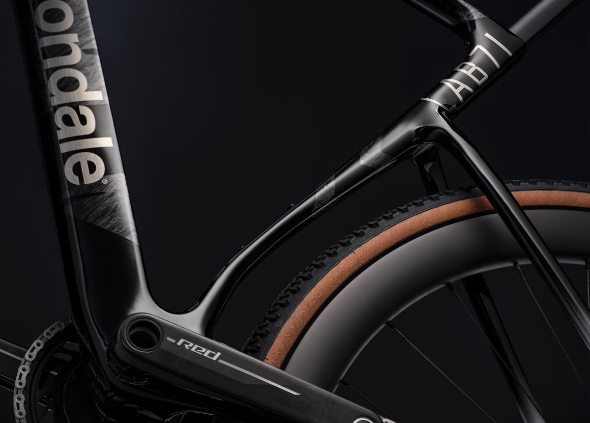 Cuadro de carbono Vs aluminio en gravel ¿Cuál es mejor para ti?