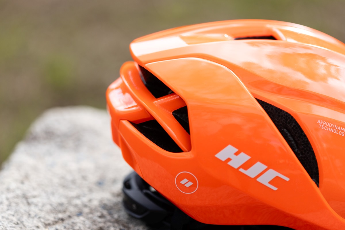 Aerodinámico, ventilado… y llamativo. Probamos el casco HJC Furion 3