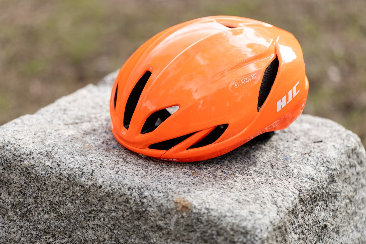 ¿Complejo? Un poco ¿Efectivo? También. Y me explico. El proceso de ajuste, de prueba y error, hasta encontrar la presión adecuada sobre la cabeza puede llevarte un buen rato. Lo positivo es que una vez localizado el nivel de ajuste deseado, gracias al sistema SELFIT Pro, no tendremos que tocar nada nunca más, incluido el dial micrométrico trasero, tantas veces como nos pongamos o quitemos el casco. Otro de los aspectos a destacar del Furion 3 es, sin duda, el peso: 245 g para la talla M nos parece una cifra muy respetable, teniendo en cuenta su carácter ‘aero’ y que va equipado con un sistema de seguridad contra impactos rotacionales como el SLID, y que siempre supone un plus en la báscula. El casco es ligero y, sobre la marcha, se siente ligero. Una vez superado el proceso de ajuste inicial, y ya sobre la bicicleta, el Furion 3 nos ha parecido confortable y liviano. Y aunque, en esta época del año, la ventilación pase a un segundo plano, lo cierto es que también hemos podido comprobar que el aire circula por su interior con suma eficiencia, incluso a bajas velocidades. Nos quedaría, eso sí, probarlo en una larga jornada veraniega de puertos para obtener el veredicto final en este sentido.  De los ocho colores disponibles (y tres tallas), por cierto, no hay duda de que este naranja suma un punto más a su favor en cuanto a visibilidad en condiciones adversas, por lo que este Furion 3 es una excelente opción para todos aquellos busquen un casco de otoño-invierno si quieren llevar un extra de seguridad en su cabeza. Por último, un aviso para navegantes, o más bien para los aficionados a la gafas grandes o de ‘soldador’. El Furion 3 es un casco que  cubre mucho la parte de la frente, es decir, baja bastante hasta la línea situada por encima de las cejas, por lo que si utilizas gafas muy grandes probablemente te expongas a un contacto o roce constante entre ambos elementos, con las molestias que esto conlleva. Tenedlo en cuenta a la hora de tomar la decisión final y si os lo podéis probar antes en una tienda especiali