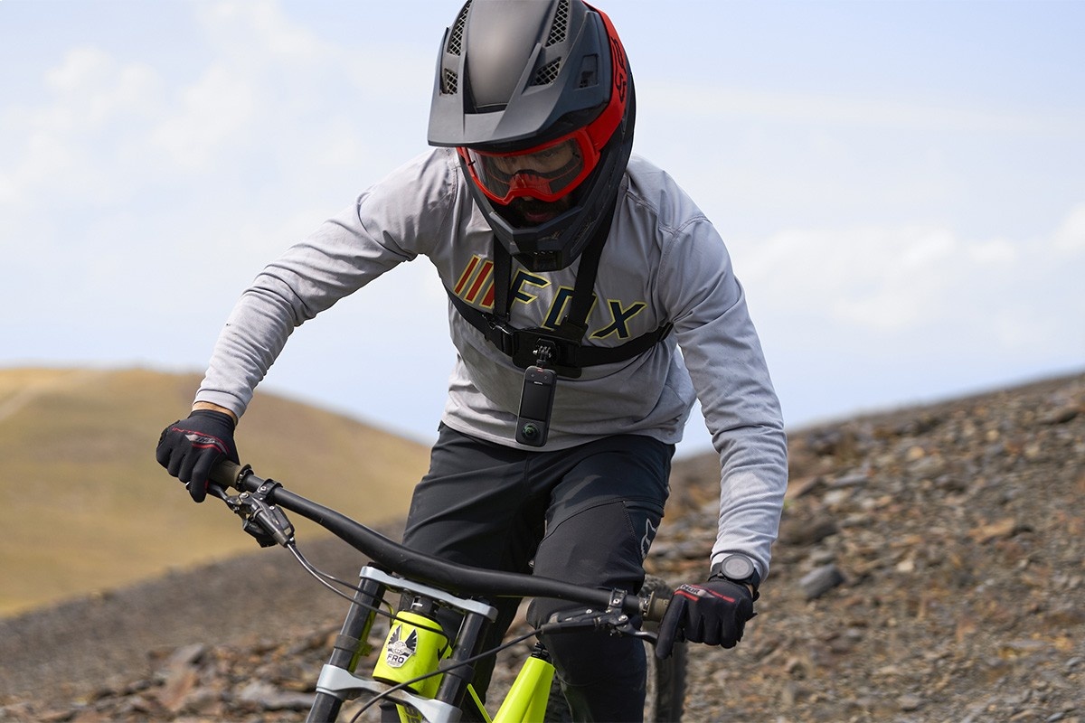 Grabar con el móvil en bici ¿Sabías que te pueden multar?