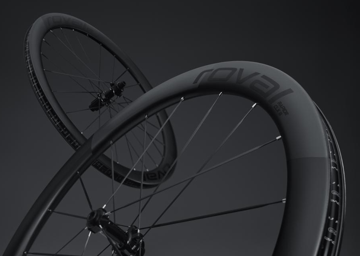 Nuevos montajes Aethos 2 y cascos ‘Team Replica’ de Specialized